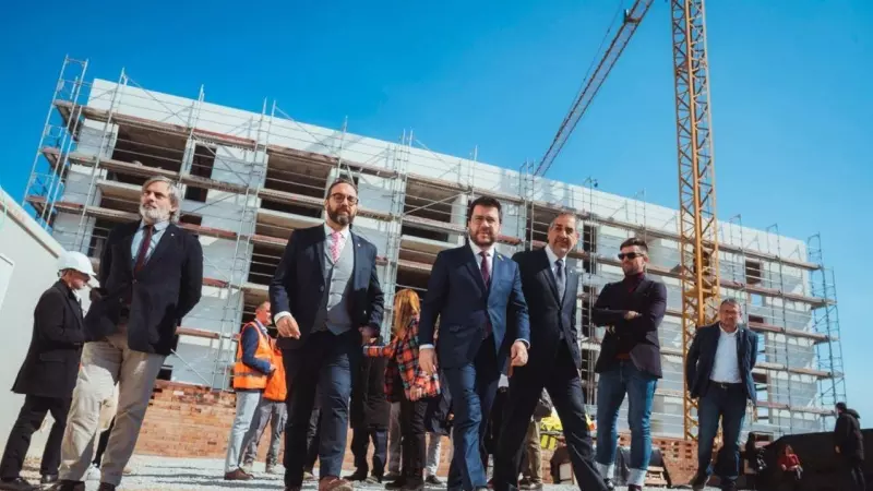El president Pere Aragonès i Garcia i el conseller de Juli Fernàndez i Olivares visitant una promoció de pisos de lloguer social en obres a Rubí