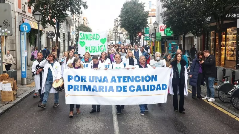 Un grupo de médicos y pediatras de Atención Primaria sostienen una pancarta durante una manifestación de médicos y pediatras de Atención Primaria por el centro de Madrid, a 8 de marzo de 2023, en Madrid