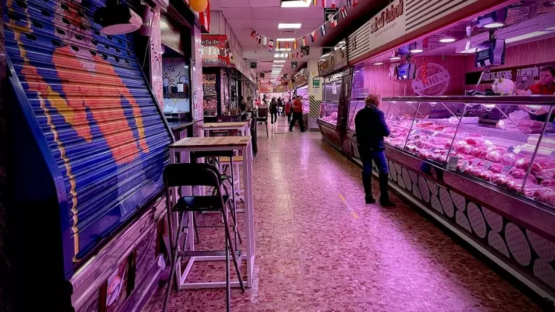 La gente hace la compra en el Mercado de los Mostenses, Madrid.