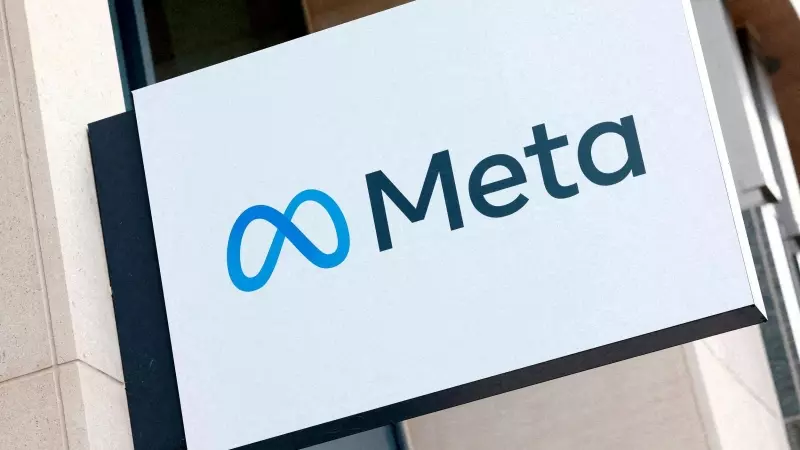 Un cartel con el logo de Meta en Bruselas.