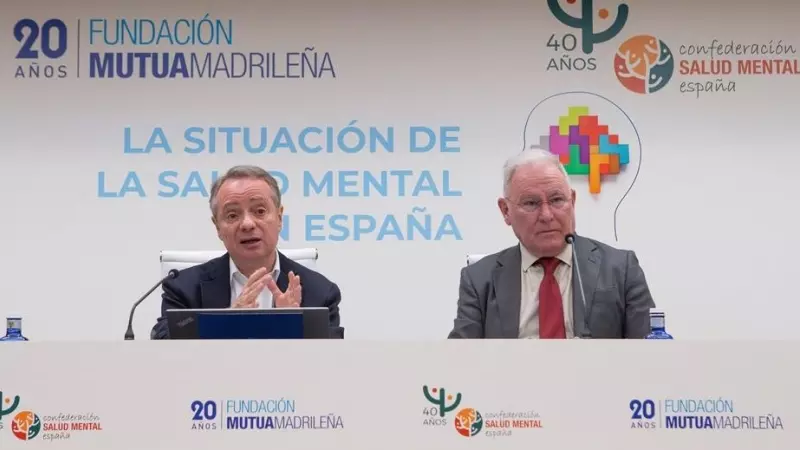 El director general de la Fundación Mutua Madrileña,  Lorenzo Cooklin (i), y el presidente de la Confederación Salud Mental España, Nel González Zapico (d), en la presentación del Informe 'La situación de la salud mental en España'.