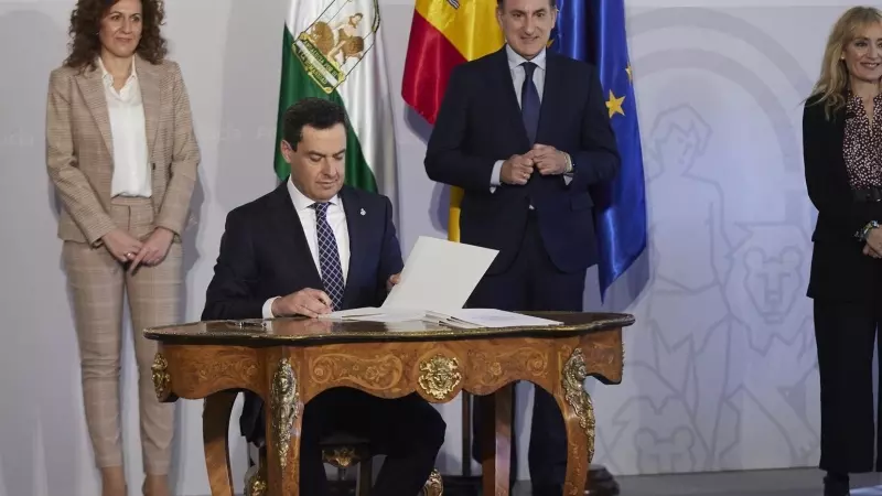 El presidente de la Junta de Andalucía, Juanma Moreno, durante la firma del Pacto Social y Económico por el Impulso de Andalucía en el Palacio de San Telmo, a 13 de marzo de 2023.