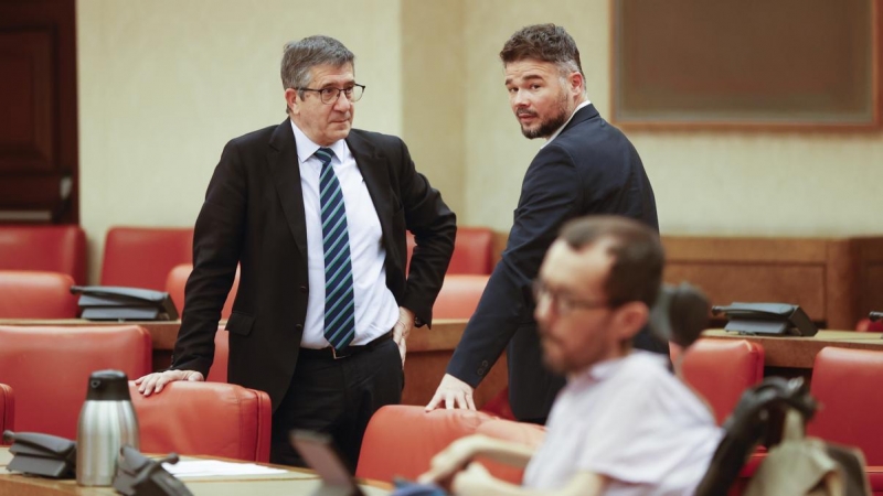 14/03/2023.- El portavoz de ERC, Gabriel Rufián (d), conversa con el portavoz del PSOE, Patxi López, a su llegada a la reunión de la Junta de Portavoces del Congreso, este martes. EFE/ Javier Lizón