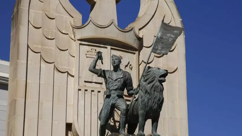 El Monumento a los Héroes de España, situado en la Plaza Héroes de España, en el Ensanche Modernista de Melilla.