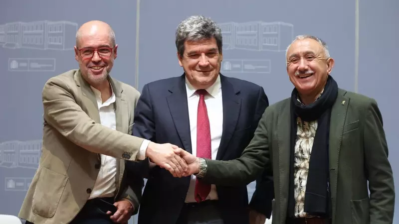 El secretario general de CCOO, Unai Sordo; el ministro de Inclusión, Seguridad Social y Migraciones, José Luis Escrivá, y el secretario general de UGT, Pepe Álvarez, en Madrid, a 15 de marzo de 2023.