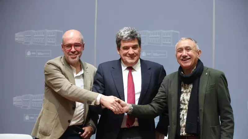 El secretario general de CCOO, Unai Sordo; el ministro de Inclusión, Seguridad Social y Migraciones, José Luis Escrivá, y el secretario general de UGT, Pepe Álvarez, en Madrid, a 15 de marzo de 2023.