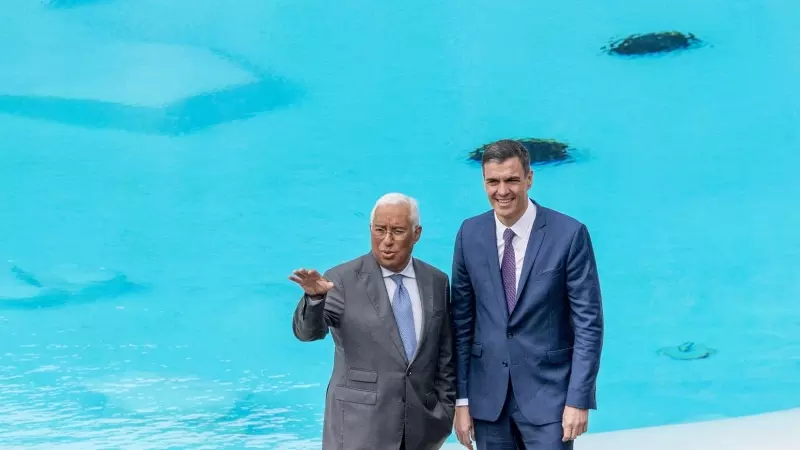 El presidente del Gobierno de España, Pedro Sánchez (d), junto al primer ministro de la República Portuguesa, Antonio Costa (i), en los Jameos del Agua, Lanzarote