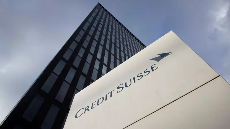 El logo del banco suizo Credit Suisse, junto a uno de sus edificios de oficinas en Zurich(Suiza). REUTERS/Arnd Wiegmann