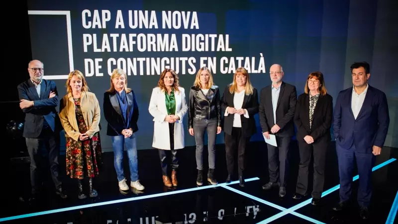 Foto de família de la presentació de la nova plataforma de continguts digitals en català de la CCMA