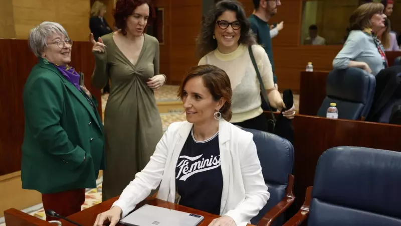 La portavoz de Más Madrid, Mónica García (delante), a su llegada al pleno de la Asamblea de Madrid el 9 de marzo de 2023.