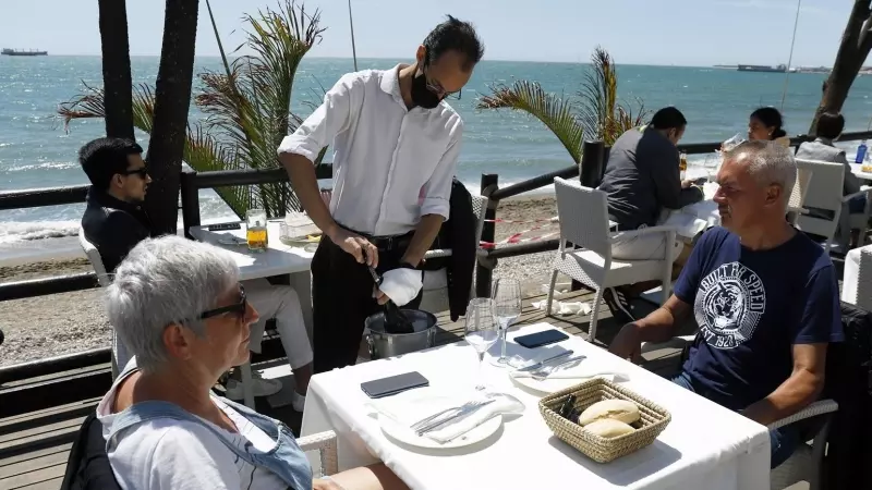 Malagueños y visitantes disfrutan de las playas y los chiringuitos de la capital .