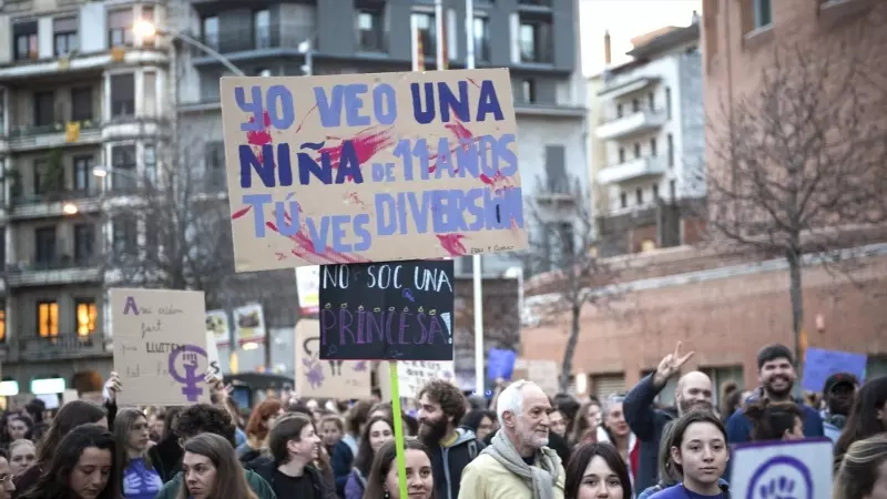 Miles de mujeres protestan durante la manifestación convocada por 8M, a 8 de marzo de marzo de 2023, en Girona, Catalunya (España).