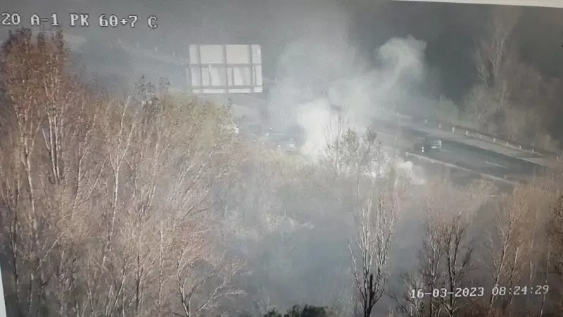 Un autobús escolar se incendia a la altura de La Cabrera, a 16 de marzo de 2023, en Madrid. - 112 Comunidad de Madrid