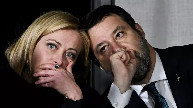 La primera ministra de Italia, Giorgia Meloni, y el viceprimer ministro y ministro de Infraestructura de Italia, Matteo Salvini, hablan durante una conferencia de prensa el 9 de marzo de 2023.