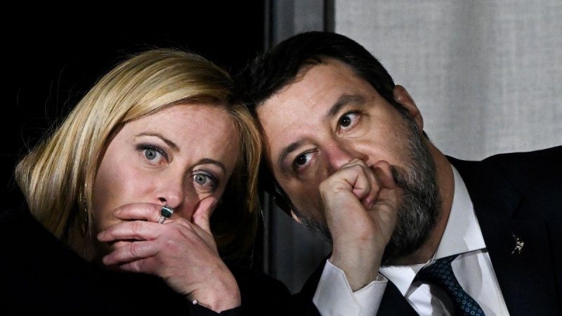 La primera ministra de Italia, Giorgia Meloni, y el viceprimer ministro y ministro de Infraestructura de Italia, Matteo Salvini, hablan durante una conferencia de prensa el 9 de marzo de 2023.