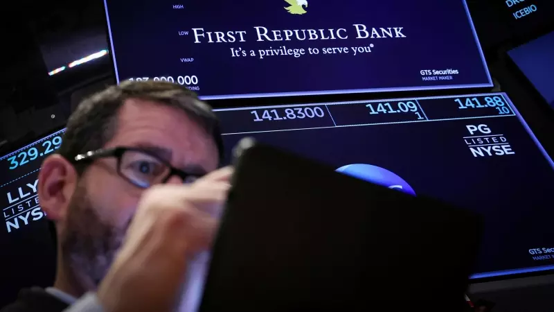 Un comerciante trabaja en el puesto donde se negocian las acciones del First Republic Bank en la Bolsa de valores de Nueva York (NYSE)
