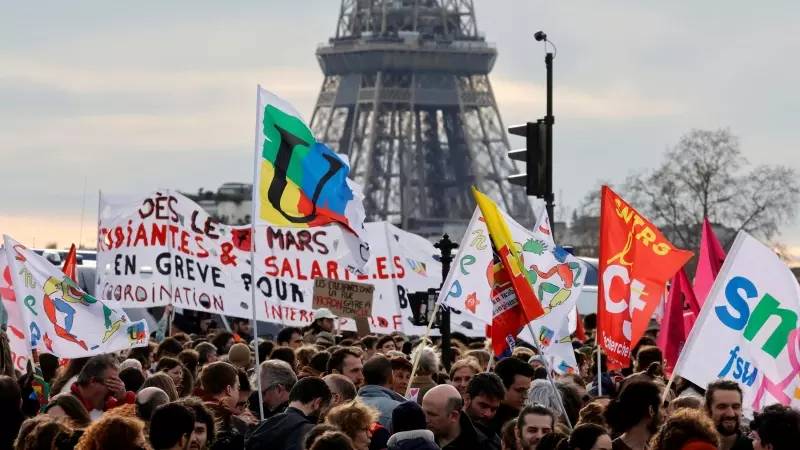 Cientos de personas se concentran frente a la Asamblea Nacional de París para protestar contra la reforma de pensiones de Macron, a 16 de marzo de 2023.