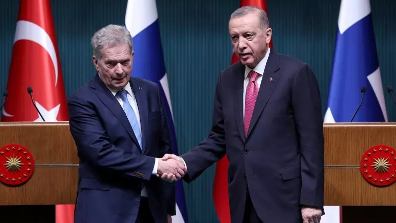 El presidente turco, Recep Tayyip Erdogan (derecha), le da la mano al presidente finlandés, Sauli Niinisto (izquierda), después de una conferencia de prensa conjunta celebrada en Ankara, el 17 de marzo de 2023.