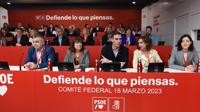 El secretario general del PSOE y presidente del Gobierno, Pedro Sánchez (c), preside la reunión del Comité Federal 'Defiende lo que piensas', en la sede federal del PSOE, a 18 de marzo de 2023, en Madrid