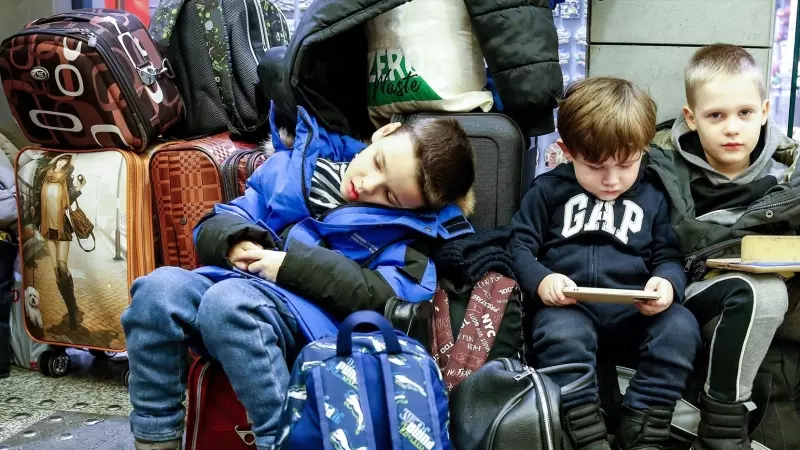 18/03/2023. Niños ucranianos refugiados descansan en la estación de tren de Cracovia, a 9 de marzo de 2022.