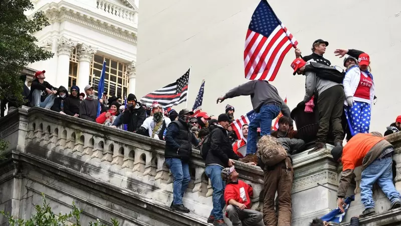 Seguidores del expresidente de Estados Unidos Donald Trump, durante el asalto a Capitolio, en Washington, el 6 de enero de 2021.