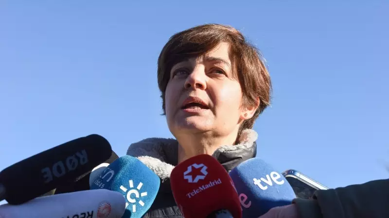 Una de las investigadoras de Aministía Internacional Virginia Álvarez ofrece declaraciones a los medios durante la colocación de siluetas de migrantes, frente al Palacio de la Moncloa, a 1 de febrero de 2023, en Madrid (España).