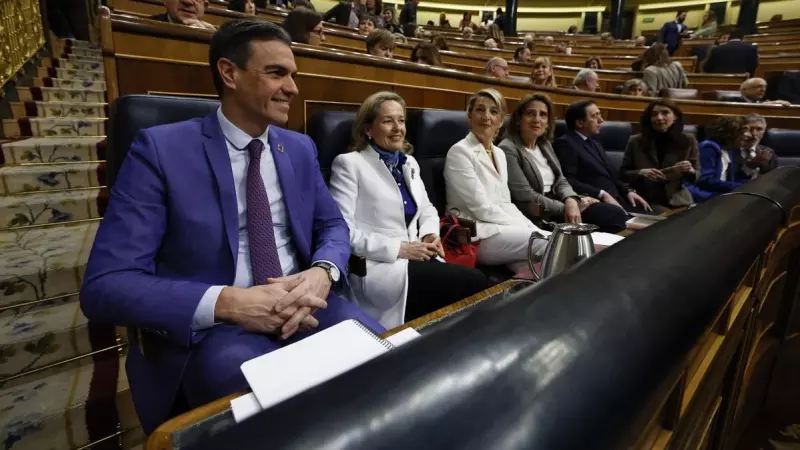 El presidente del Gobierno, Pedro Sánchez, junto a varios de sus ministros en el Congreso de los Diputados durante la moción de censura de Vox.