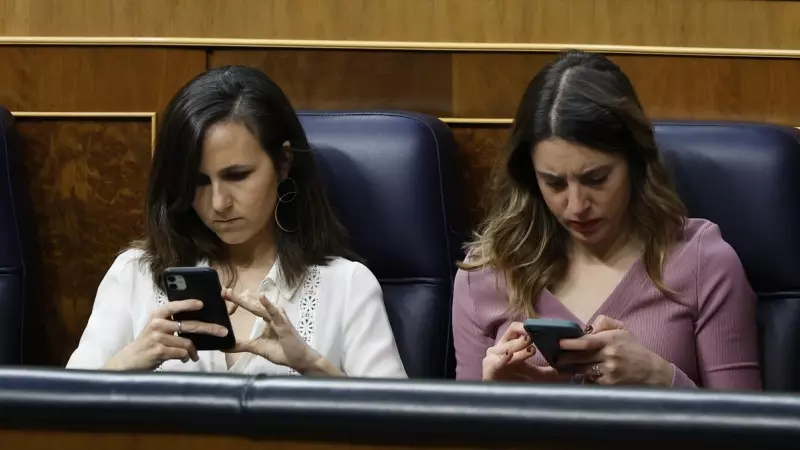 Las ministras de Derechos Sociales, Ione Belarra, y de Igualdad, Irene Montero, revisan sus teléfonos durante el debate de la moción de censura de Vox en el Congreso.