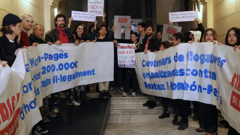 21-3-2023 Activistes dins l'edifici on es troba la immobiliària