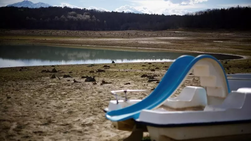 Vista del lago Montbel parcialmente seco al pie de los Pirineos mientras Francia enfrenta una sequía invernal de récord.