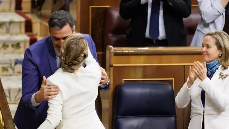 La vicepresidenta segunda del Gobierno, Yolanda Díaz, saluda al presidente del Gobierno, Pedro Sánchez, tras la intervención de la primera en la moción de censura.