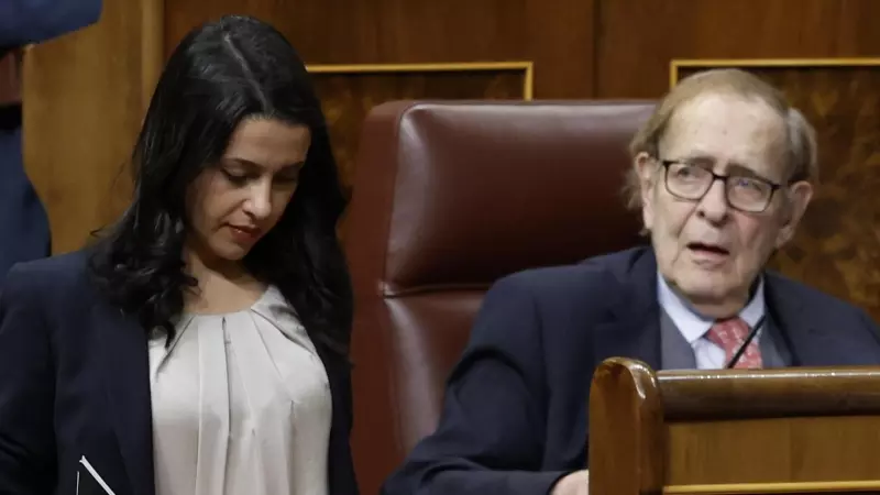 El profesor Ramón Tamames y la diputada de Ciudadanos Inés Arrimadas durante el debate de la moción de censura de Vox.