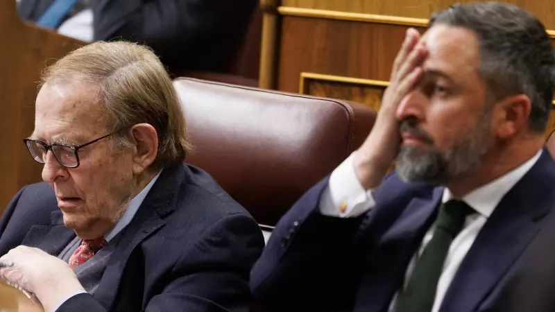 El candidato de la moción de censura, Ramón Tamames, y el líder de VOX, Santiago Abascal, durante la moción de censura en el Congreso de los Diputados, a 21 de marzo de 2023.