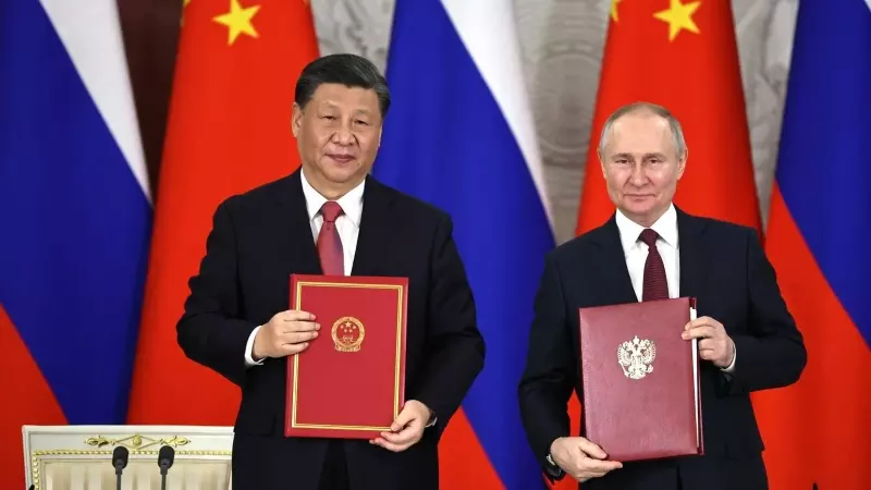 El presidente ruso, Vladimir Putin, y el presidente chino, Xi Jinping, posan para una foto durante una ceremonia de firma después de su reunión en el Kremlin.