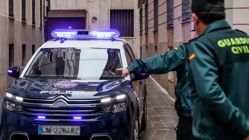 Un coche de la Policía Nacional y dos Guardias Civiles en Valencia a 21 de febrero de 2023