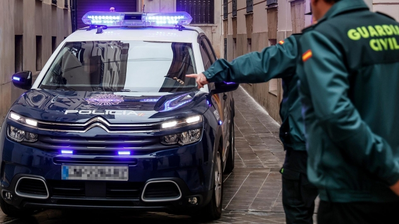 Un coche de la Policía Nacional y dos Guardias Civiles en Valencia a 21 de febrero de 2023