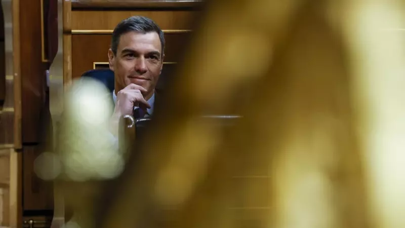 El presidente del Gobierno, Pedro Sánchez, escucha una de las intervenciones durante la segunda y última jornada del debate de la moción.