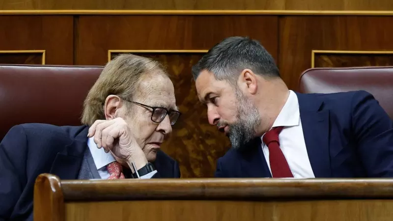 Ramón Tamames conversa con el líder de Vox, Santiago Abascal, durante la segunda jornada del debate de la moción de censura.