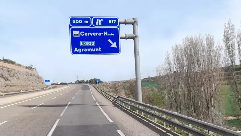 22-3-2023 El nou cartell castellanitzat a l'A-2 a Cervera