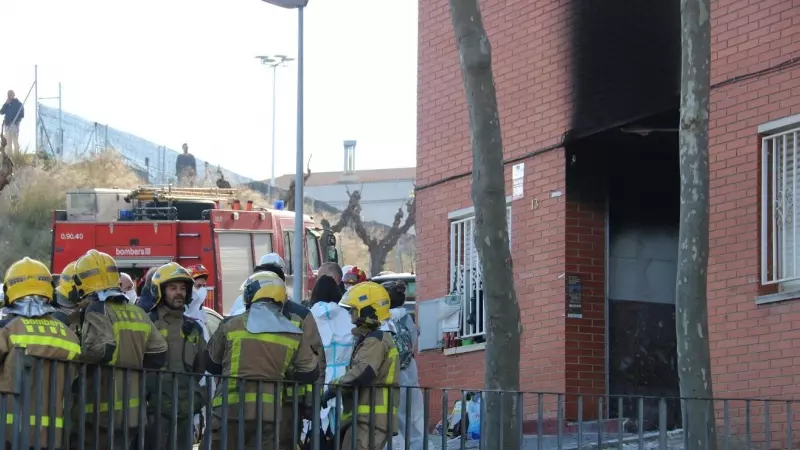 22/03/2023 - Diversos bombers a l'exterior de l'edifici de Rubí que s'ha incendiat.