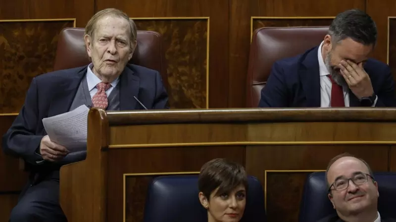 22/03/2023.- El profesor Ramón Tamames, sentado junto al líder de Vox, Santiago Abascal, interviene durante la segunda y última jornada del debate de la moción de censura que impulsa Vox. EFE/Chema Moya