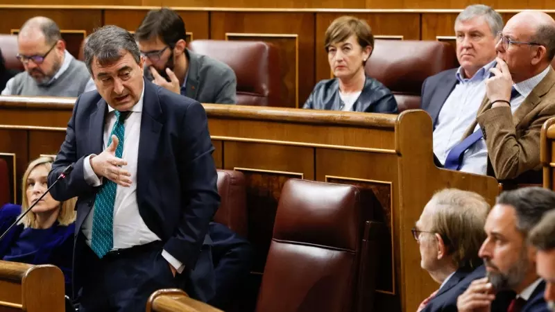 El portavoz del PNV, Aitor Esteban, se dirige al candidato de Vox, Ramón Tamames, durante la segunda jornada de la moción de censura.