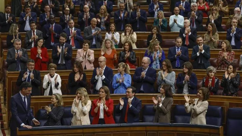 El presidente del Gobierno, Pedro Sánchez, es aplaudido por los miembros del Gobierno y la bancada socialista tras su intervención en la segunda jornada de la moción de censura este 22 de marzo de 2023.