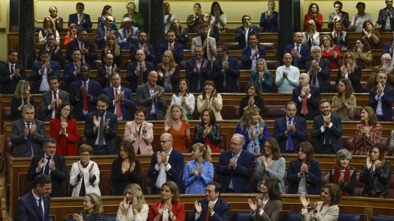 El presidente del Gobierno, Pedro Sánchez, es aplaudido por los miembros del Gobierno y la bancada socialista tras su intervención en la segunda jornada de la moción de censura este 22 de marzo de 2023.