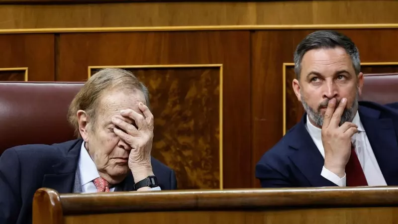 22/03/2023.- El profesor Ramón Tamames (i) y el líder de Vox, Santiago Abascal (c), durante la segunda y última jornada del debate de la moción de censura que impulsa Vox, con Ramón Tamames de candidato, contra el Gobierno del socialista Pedro Sánchez, es