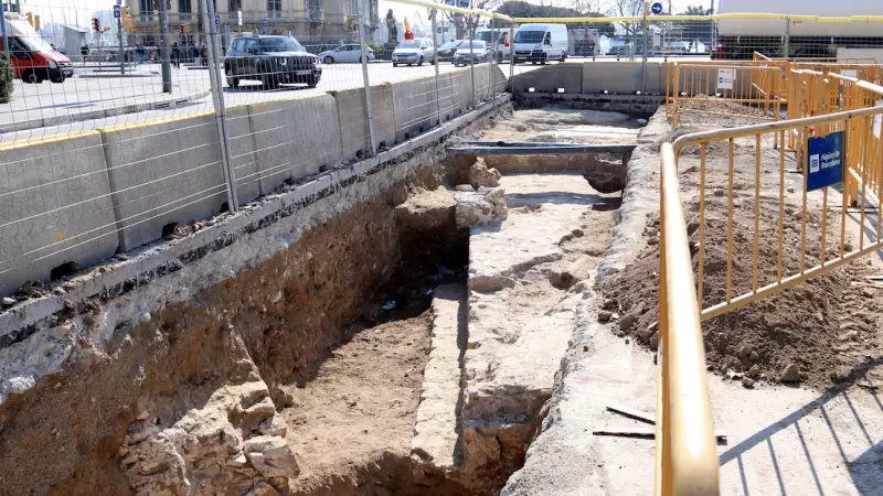 22-3-2023 Restes de la muralla de Barcelona i del Baluard de Drassanes sorgides a les obres d'urbanització de la Rambla
