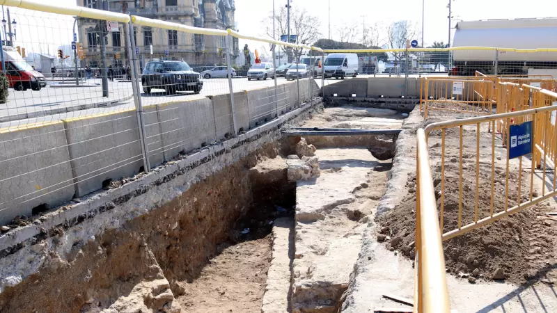 22-3-2023 Restes de la muralla de Barcelona i del Baluard de Drassanes sorgides a les obres d'urbanització de la Rambla