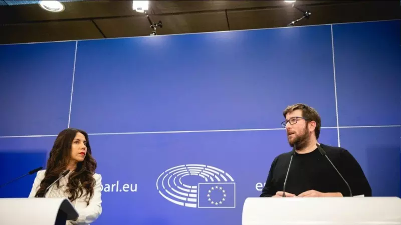 La activista antirracista y abogada, Adilia de las Mercedes, junto al eurodiputado de Anticapitalistas, Miguel Urbán, este miércoles en el Parlamento Europeo de Bruselas.