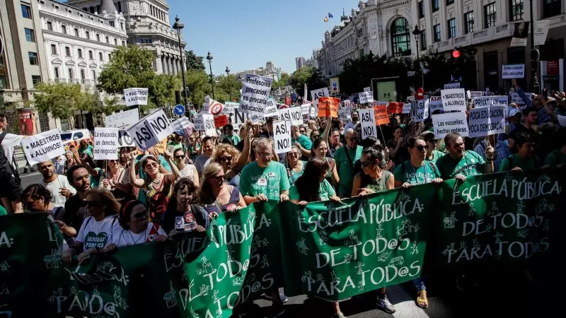 Multitud de personas, con pancartas y carteles reivindicativos durante una manifestación por los derechos de la educación pública en la Comunidad de Madrid, a 10 de septiembre de 2022, en Madrid (España).