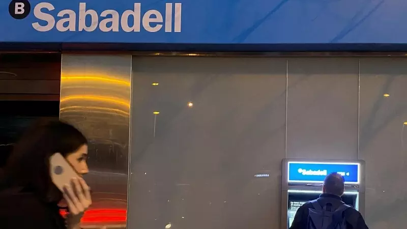 Un hombre  opera en un cajero automático de una oficina del Banco Sabadell en Barcelona. REUTERS/Nacho Doce